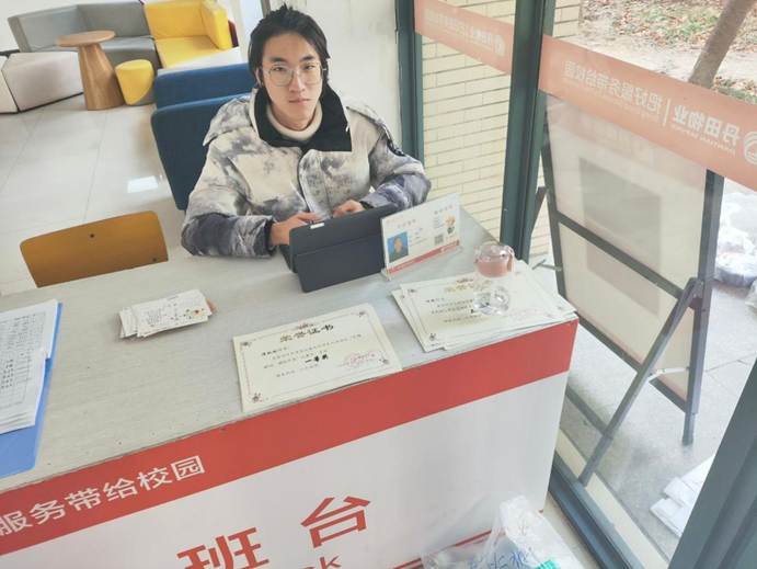 nba博彩
学生会成员收集同学们的成品贺卡